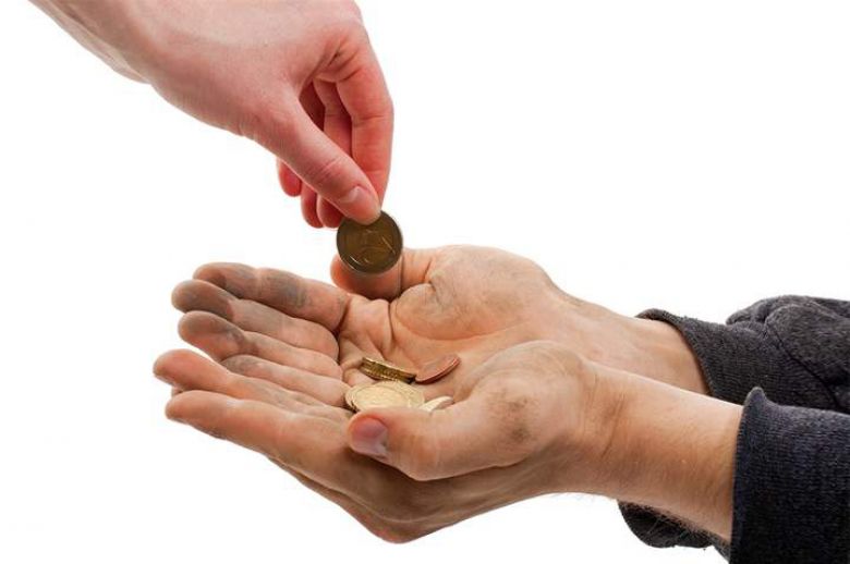 من أخلاق الإمام علي (عليه السلام) قوله: ((إذا أملقتم فتاجروا الله بالصدقة))