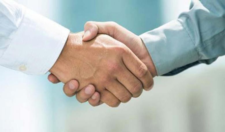 من أخلاق الإمام علي (عليه السلام) قوله: ((إذا حُييّت بتحية فحَيّ بأحسن منها، وإذا أُسديت[1] إليك يدٌ[2] فكافئها بما يُربِي[3] عليها، والفضل مع ذلك للمبادئ))