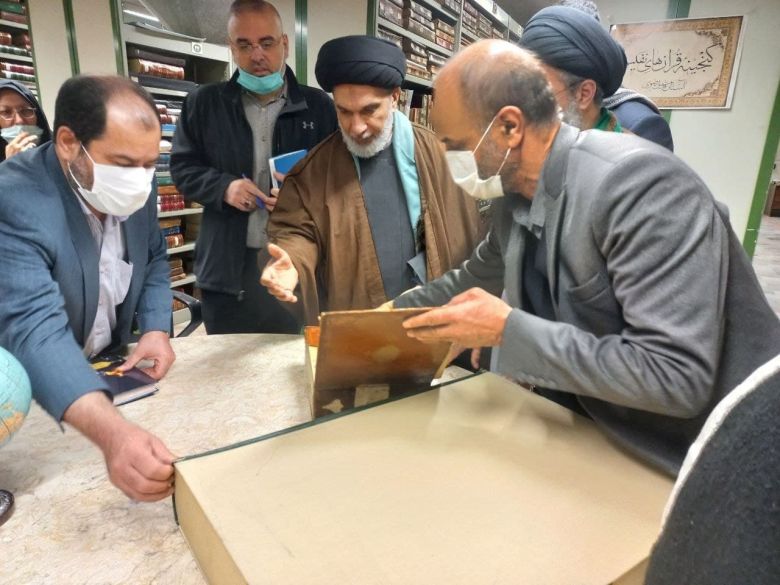 وفد العتبة الحسينية المقدسة يتشرف بالتبرك برؤية المصحف المكتوب بخط الامام علي (عليه السلام)