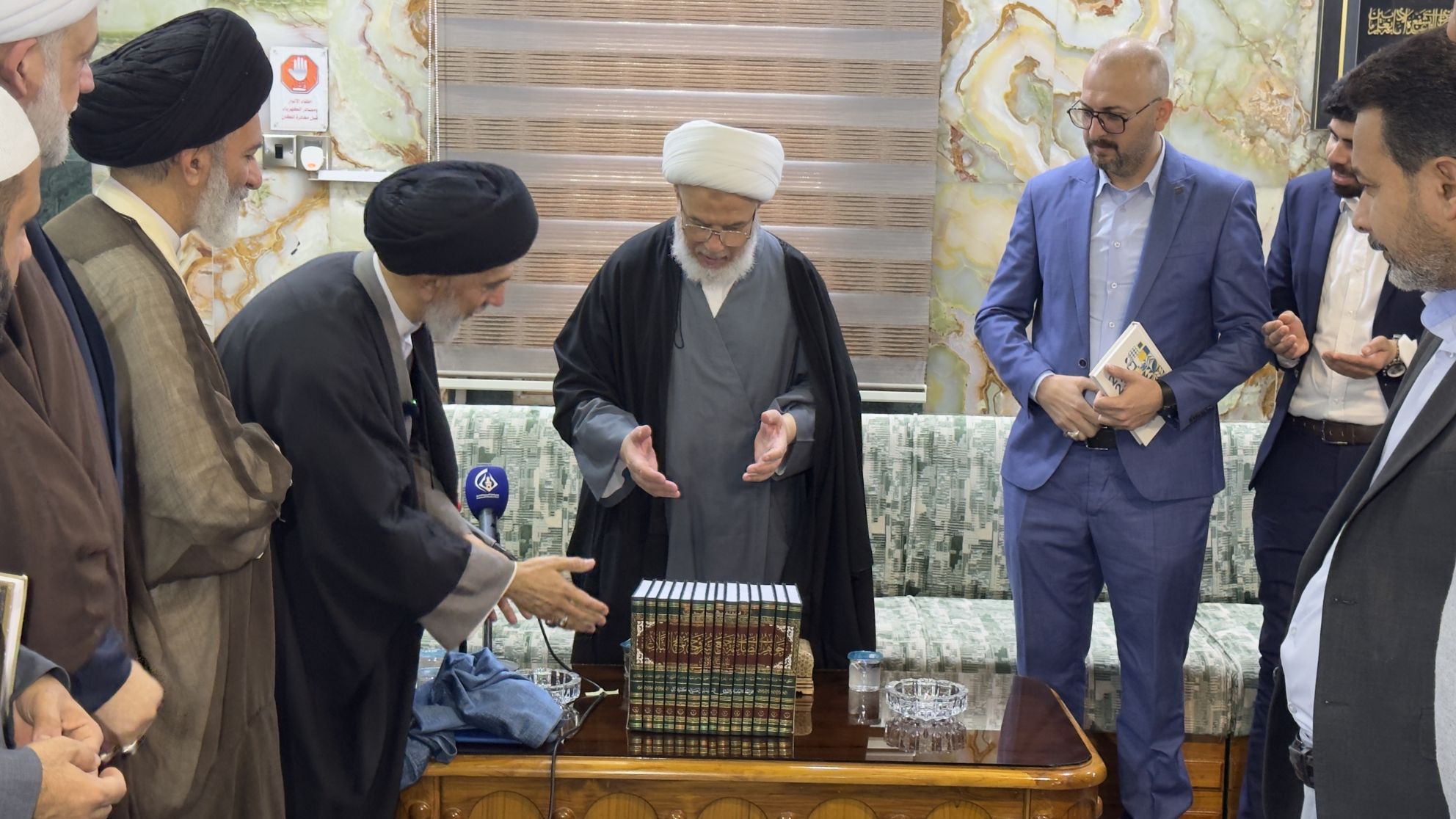 إطلاقُ «موسوعةِ جواهرِ الصَّاغة» يحظى بمباركةِ المتولّي الشرعي… إضافةٌ فريدةٌ تُغني المكتبةَ الإسلاميّة